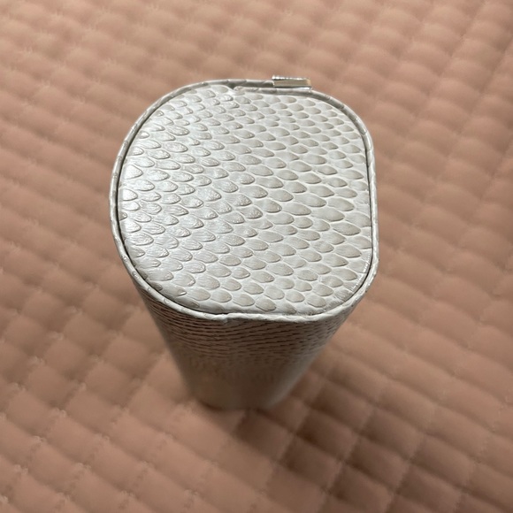 Jimmy Choo Cream Eye Glass Case with lens wipe - Picture 7 of 14